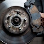 Como verificar e proteger o sistema de freio do seu carro?