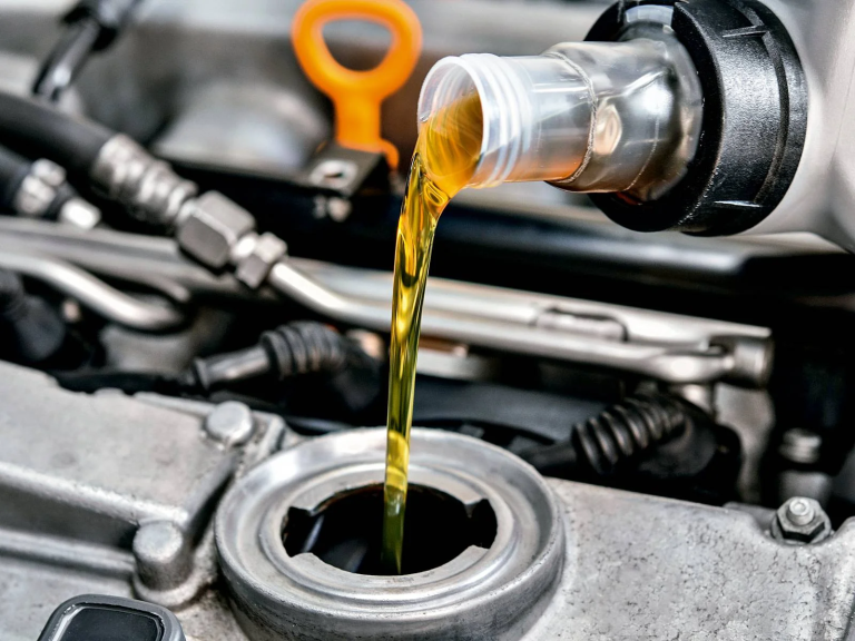 Troca de óleo e fluidos: dicas para manter seu carro