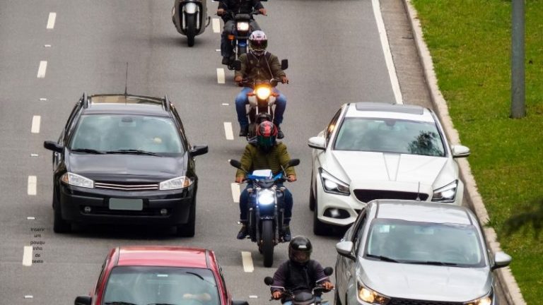Comparando carro e moto: qual é o transporte ideal para a cidade grande?